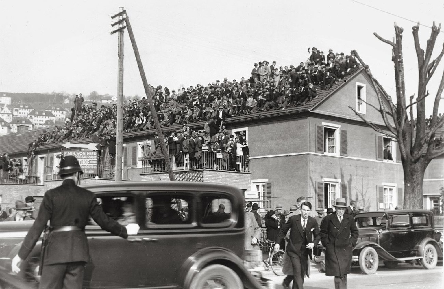 Zuschauer auf einem Hausdach ausserhalb des Hardturm-Stadions beim Fussball-Laenderspiel Schweiz - Belgien, aufgenommen am 12. Maerz 1933 in Zuerich. Das Spiel endet 3 zu 3 unentschieden. (KEYSTONE/PH ...