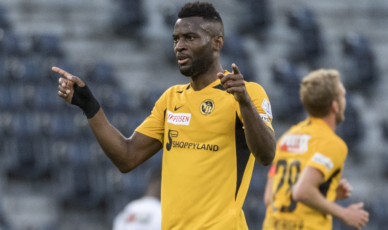 YB&#039;s Jean-Pierre Nsame, right, celebrates after scoring to 1:1, during the first Super League soccer match after the Coronavirus lockdown, between BSC Young Boys and FC Zuerich, on Friday, June 1 ...