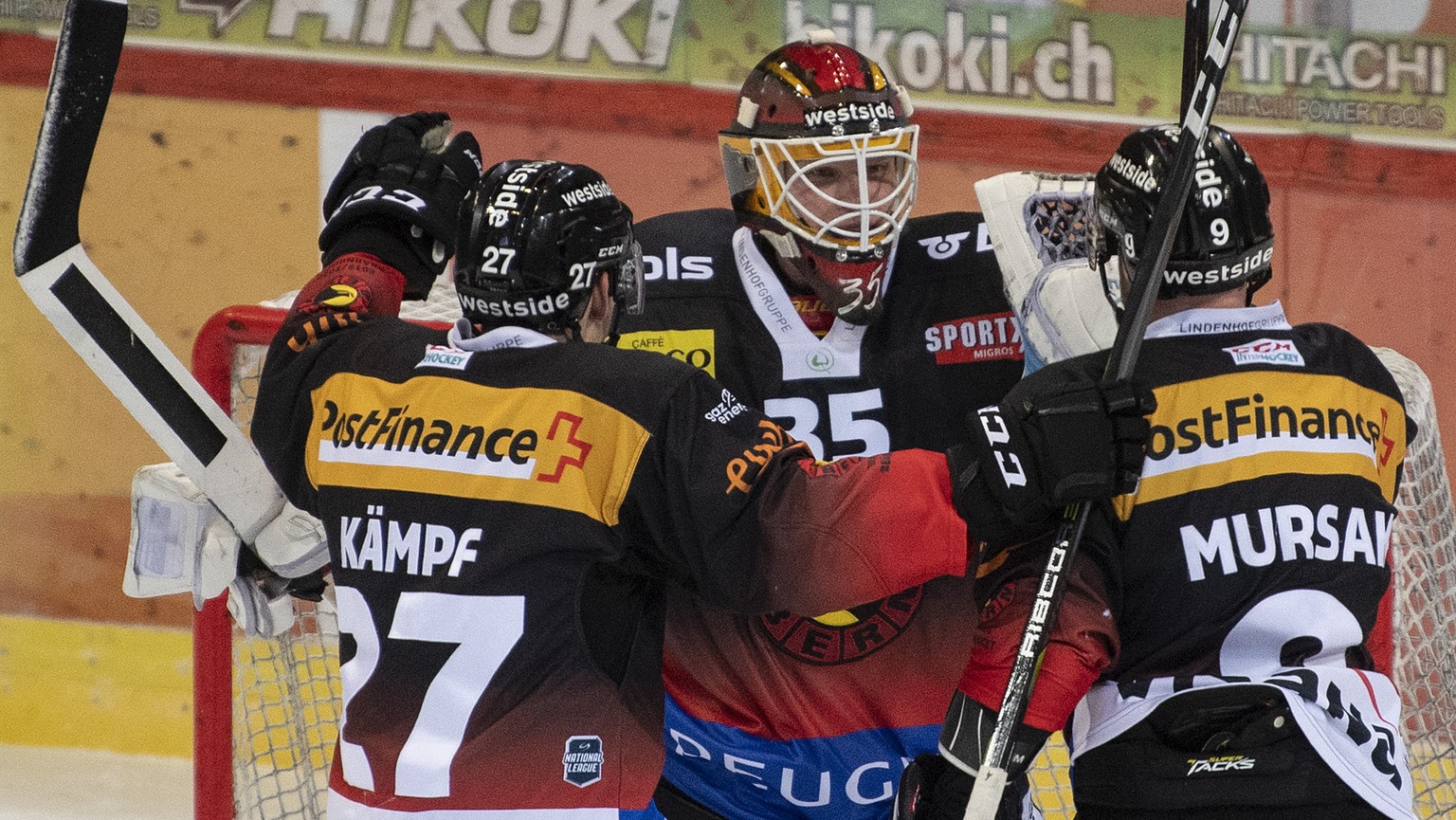 Berns Marc Kaempf, Goalie Tomi Karhunen und Jan Mursak, von links, feiern ihren Sieg im Eishockey Meisterschaftsspiel der National League zwischen dem SC Bern und dem EHC Biel, am Donnerstag, 2. Janua ...