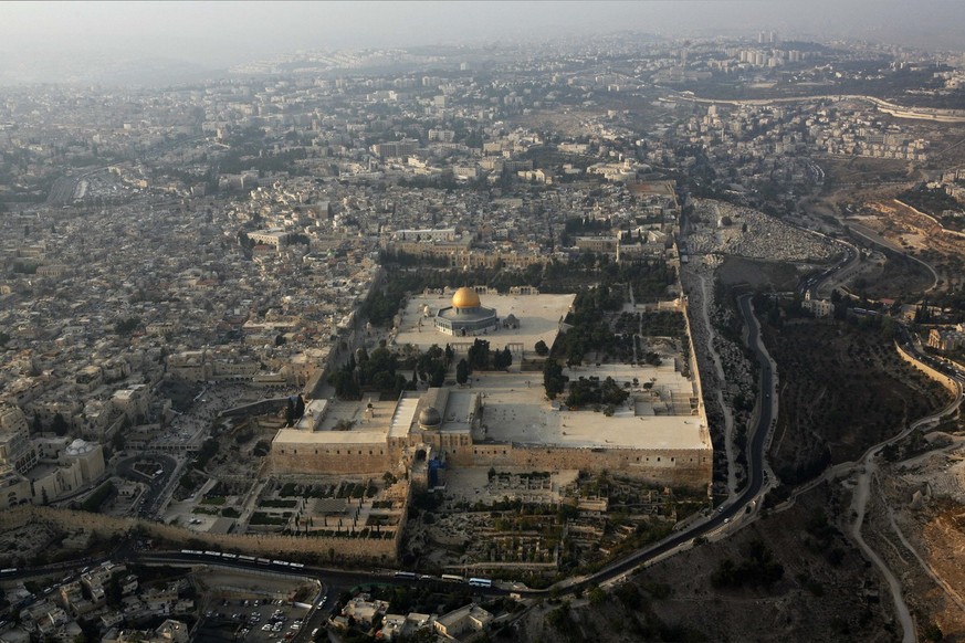 The Dome of the Rock mosque in the Al Aqsa Mosque compound, also known to Jews as the Temple Mount, is seen in in this aerial photo of Jerusalem&#039;s Old City, Tuesday, Oct. 2, 2007 (AP Photo/Kevin  ...