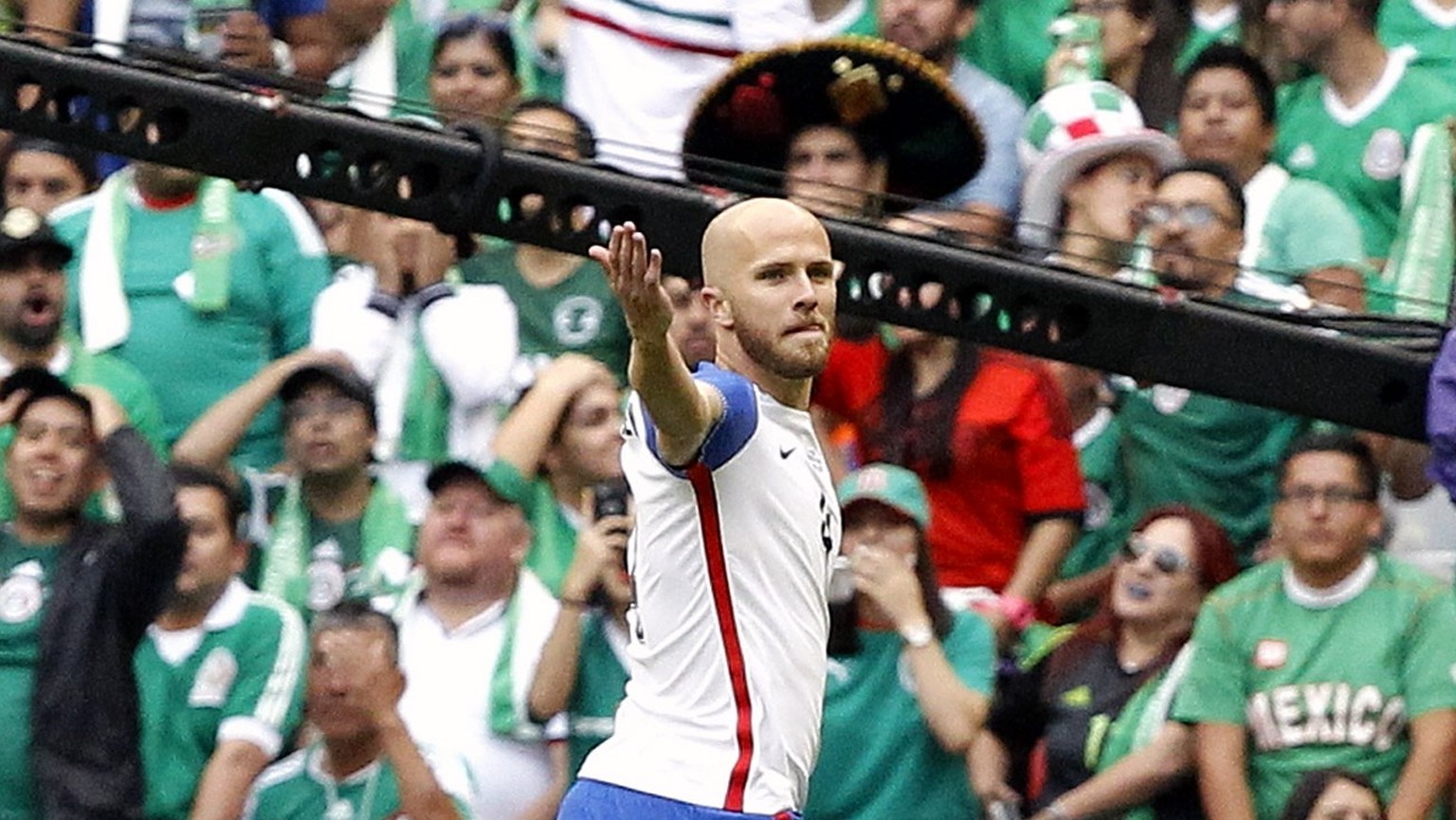 epa06023751 Michael Bradley of the USA celebrates after scoring against Mexico during the CONCACAF FIFA World Cup Russia 2018 qualifying soccer match between Mexico and the USA at Azteca Stadium in Me ...