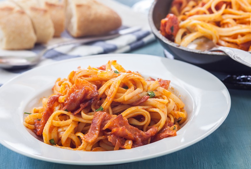 amatriciana speck tomaten linguine pasta