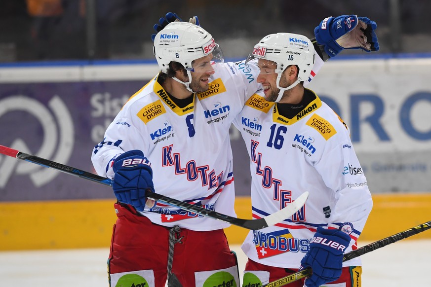 Kloten&#039;s player Roman Schlagenhauf, left, and Kloten&#039;s player Daniele Grassi, right, celebrate the 3-3, during the preliminary round game of National League Swiss Championship 2017/18 betwee ...