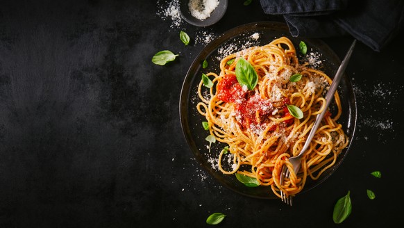 spaghetti al sugo di pomodoro pasta essen food kochen parmesan tomaten sauce basilikum