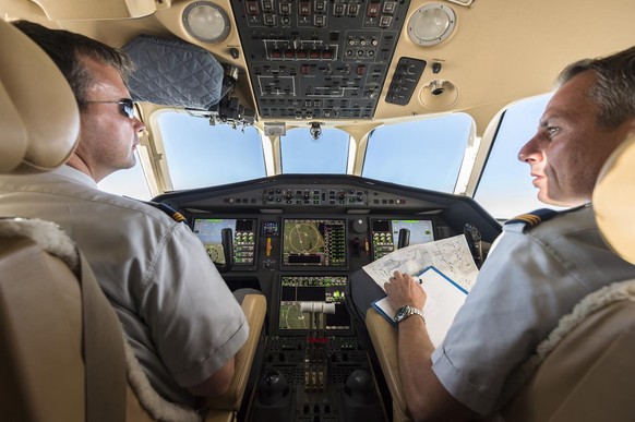 Captain Reto Koepfli, links, und Captain Michael Luethy, rechts, Piloten vom Bundesratsjet Swiss Air Force, im Cockpit vom Dassault Falcon 900 EX waehrend einem Flug von Addis Abeba nach Bern Belp, in ...