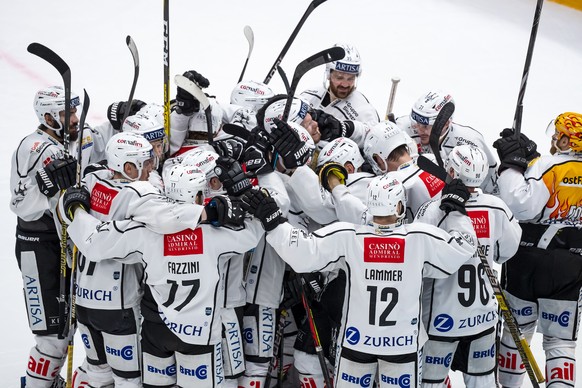 Joie des joueurs luganais apres la victoire en prolongation, lors de la rencontre du championnat suisse de hockey sur glace de National League entre le Lausanne Hockey Club, LHC, et le HC Lugano le ve ...