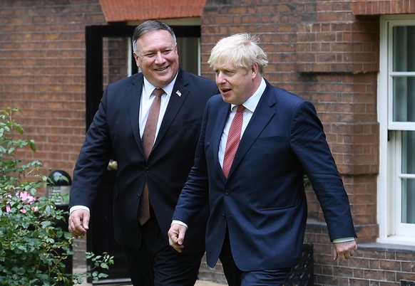 epa08558360 U.S Secretary of State Mikeel Pompeo (L) is welcomed by British Prime Minister Boris Johnson (R) to 10 Downing Street in London, Britain, 21 July 2020. EPA/ANDY RAIN / POOL