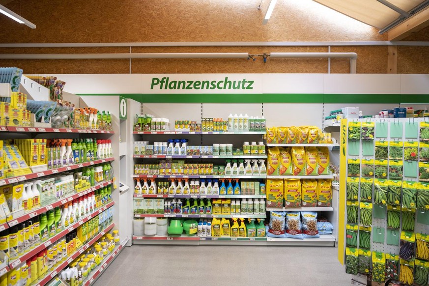 View of a frame with various pesticides, photographed on 27 September 2019 in the Landi shop in Kuessnacht am Rigi, Switzerland. (KEYSTONE/Christian Beutler)

Blick auf ein Gestell mit verschiedenen P ...