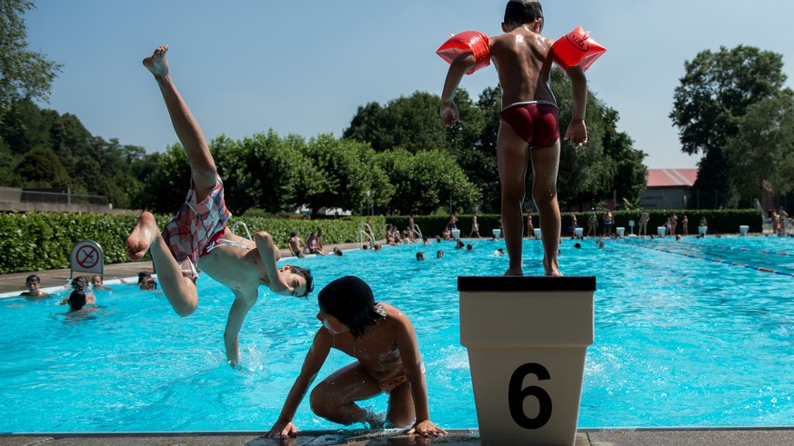 Leute erfrischen sich in der Badeanstalt in Mendrisio, am Dienstag, 14. Juli 2015. (KEYSTONE/Ti-Press/Gabriele Putzu)