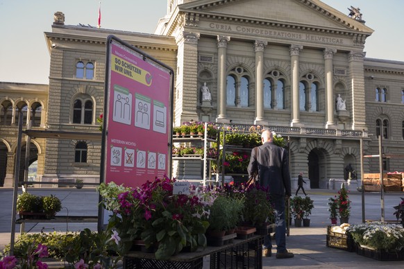Ein Kunde schaut sich die Blumen an einem Marktstand auf dem Bundesplatz an, am Samstag, 9. Mai 2020 in Bern. Der Berner Wochenmarkt findet wegen der Coronavirus Covid-19 Pandemie und den damit verbun ...