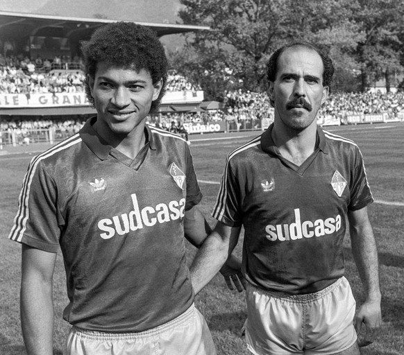 Paulo Cesar, links, und Mario Sergio, brasilianische Fussballspieler bei der AC Bellinzona, aufgenommen am 12. Oktober 1986. (KEYSTONE/Karl Mathis)