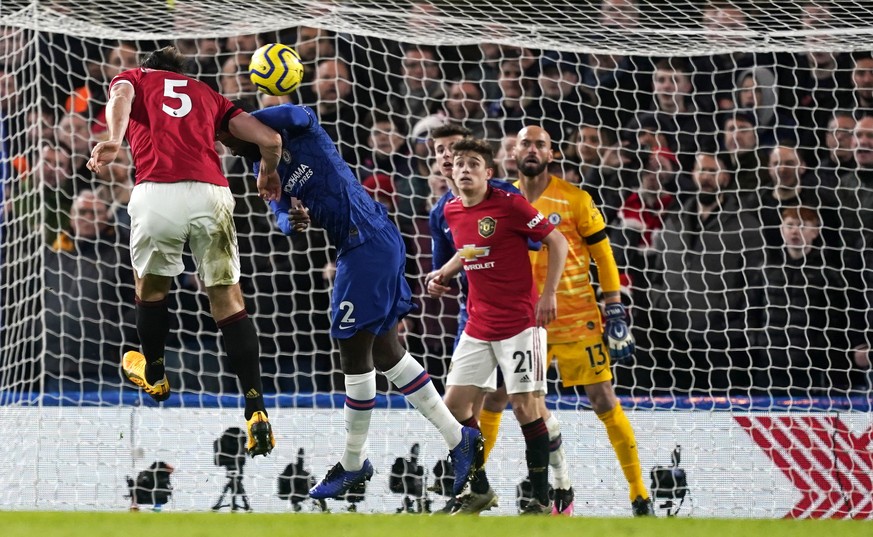 epa08224694 Harry Maguire (L) of Manchester United scores the second goal of his team during the English Premier League match between Chelsea FC and Manchester United in London, Britain, 17 February 2 ...