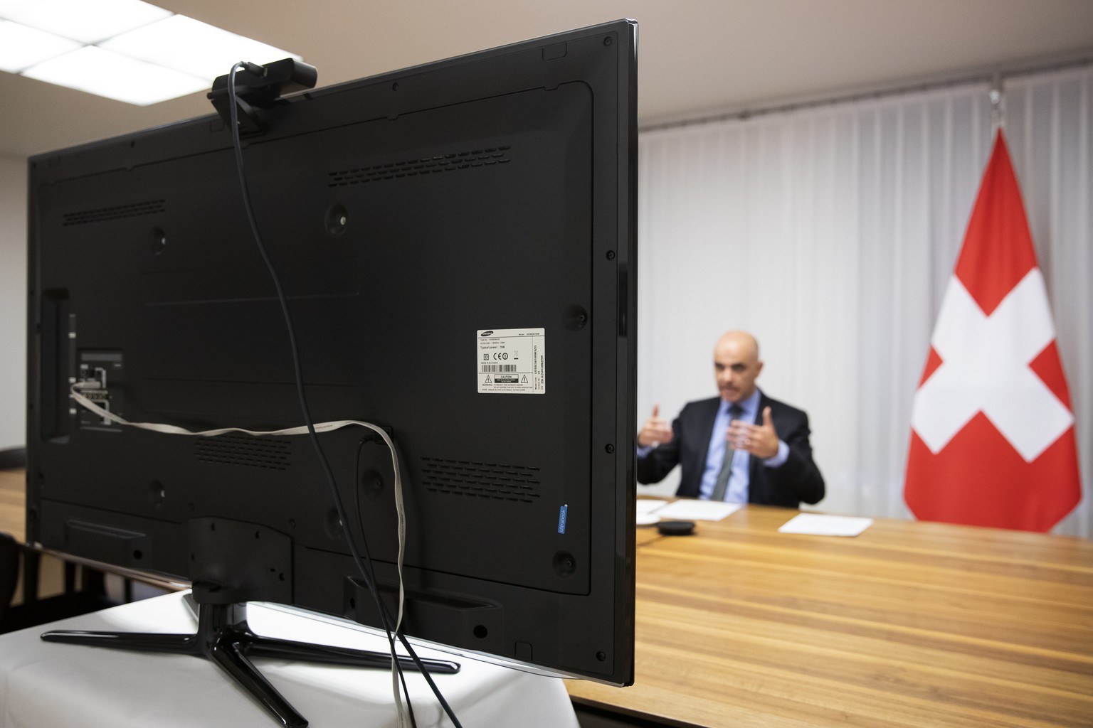 Swiss Federal Councillor and health minister Alain Berset speaks during a virtual meeting with European Ministers on vaccine strategies, in Bern, Switzerland, December 15, 2020. (KEYSTONE/Peter Klaunz ...
