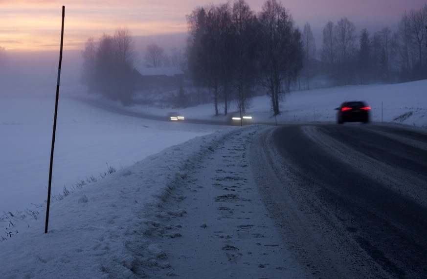 Winter Dunkelheit Dämmerung Schnee Strasse Symbolbild