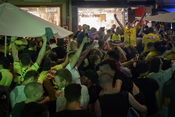 YB Fans jubeln nach dem 1-0 Sieg gegen den FC Sion, welcher YB den Meistertitel einbringt, am Freitag, 31. Juli 2020 auf den Strassen von Bern. (KEYSTONE/Anthony Anex)