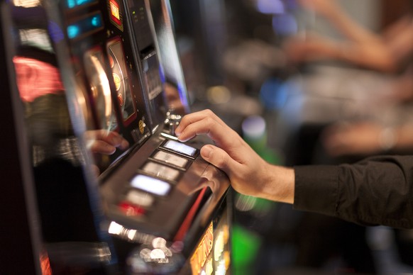 In Casinos sind die Automaten heute so eingestellt, dass die Spieler immerzu verlieren. Spielsüchtigen ist bis jetzt noch nichts aufgefallen.