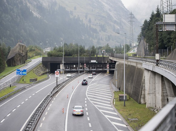 Der Gotthard-Strassentunnel - im Bild das Nord-Portal im Kanton Uri - ist wegen eines Verkehrsunfalls mit mehreren Verletzten seit dem frühen Montagnachmittag gesperrt. (Archivbild)
