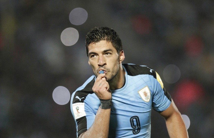 ARCHIV - ZUM SDA-TEXT UEBER DIE GRUPPE A DER WM 2018 IN RUSSLAND STELLEN WIR IHNEN FOLGENDES BILDMATERIAL ZUR VERFUEGUNG - Uruguay&#039;s Luis Suarez kisses a figurine after scoring against Paraguay d ...