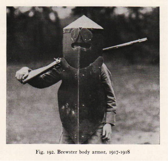 Brewster in seinem selbst entworfenen Körperpanzer, den er zwischen 1917 und 1918 entwickelte.