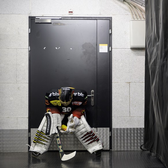 Bern Goalie Leonardo Genoni fotografiert, im dritten Eishockey Playoff-Halbfinalspiel der National League zwischen dem SC Bern und dem EHC Biel, am Samstag, 30. Maerz 2019, in der PostFinance Arena in ...