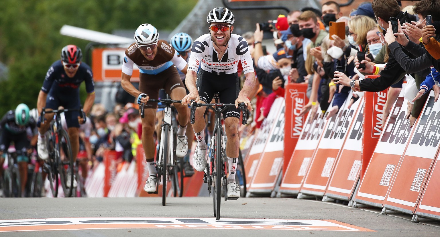 epa08708896 Swiss rider Marc Hirschi (C) of Team Sunweb crosses the finish line to win the 84th edition of the Fleche Wallonne one day cycling race over 202km from Herve to Huy, Belgium, 30 September  ...