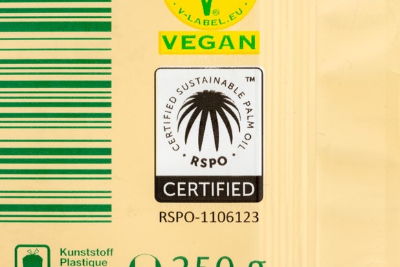 Nahrungsmittel die Palmoel Produkte enthalten, fotografiert am 7. Januar 2021 in Zuerich. Migros Bio Blaetterteig enthaelt RSPO (Certified Sustainable Palm Oil) zertifiziertes Palmoel. (KEYSTONE/Chris ...