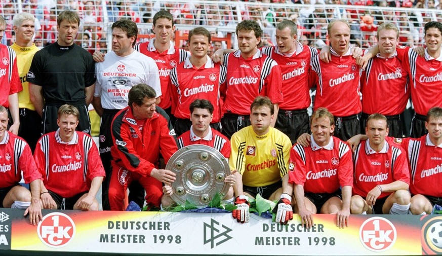 HBG36-19980509-HAMBURG: 1. FC Kaiserslautern coach Otto Rehhagel hands over the German champions trophy to the team&#039;s Swiss playmaker Ciriaco Sforza, 09 May, during the official photocall of the  ...