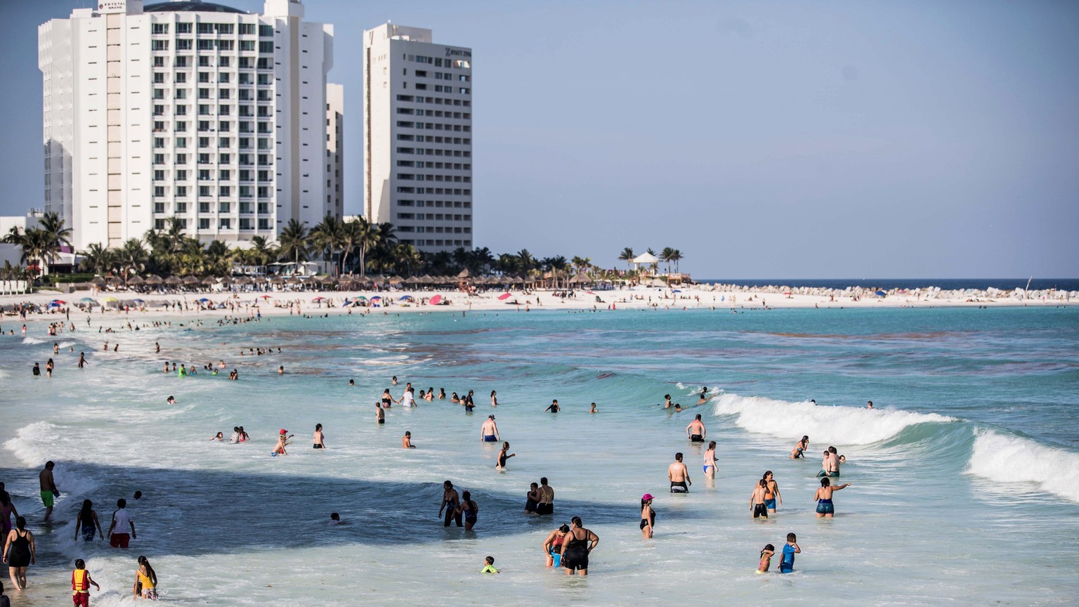 epa07255800 Tourists at the Cancun beach, Mexico, 31 December 2018. According to the expectations of the Ministry of Tourism (Sectur) during a winter vacations 2018, estimated that influx of tourists  ...