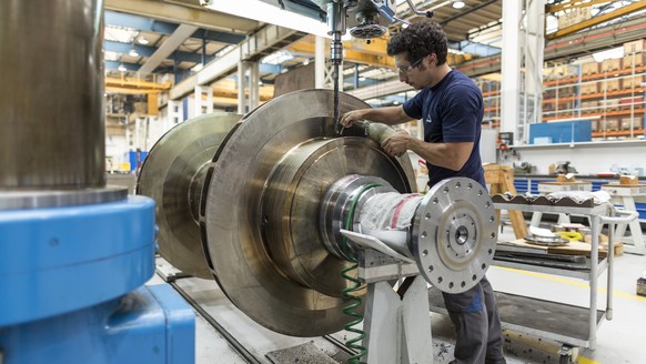 ZUR EXPORTINDUSTRIE STELLEN WIR IHNEN AM DONNERSTAG, DEM 30. JULI 2015, FOLGENDES NEUES BILDMATERIAL ZUR VERFUEGUNG --- An employee of Man Diesel &amp; Turbo Switzerland, manufacturer of large-bore di ...