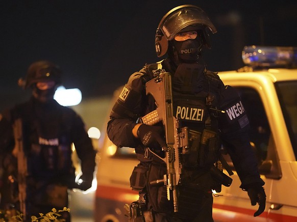Schwer bewaffnete Polizisten in der Innenstadt von Wien. Foto: Georg Hochmuth/APA/dpa