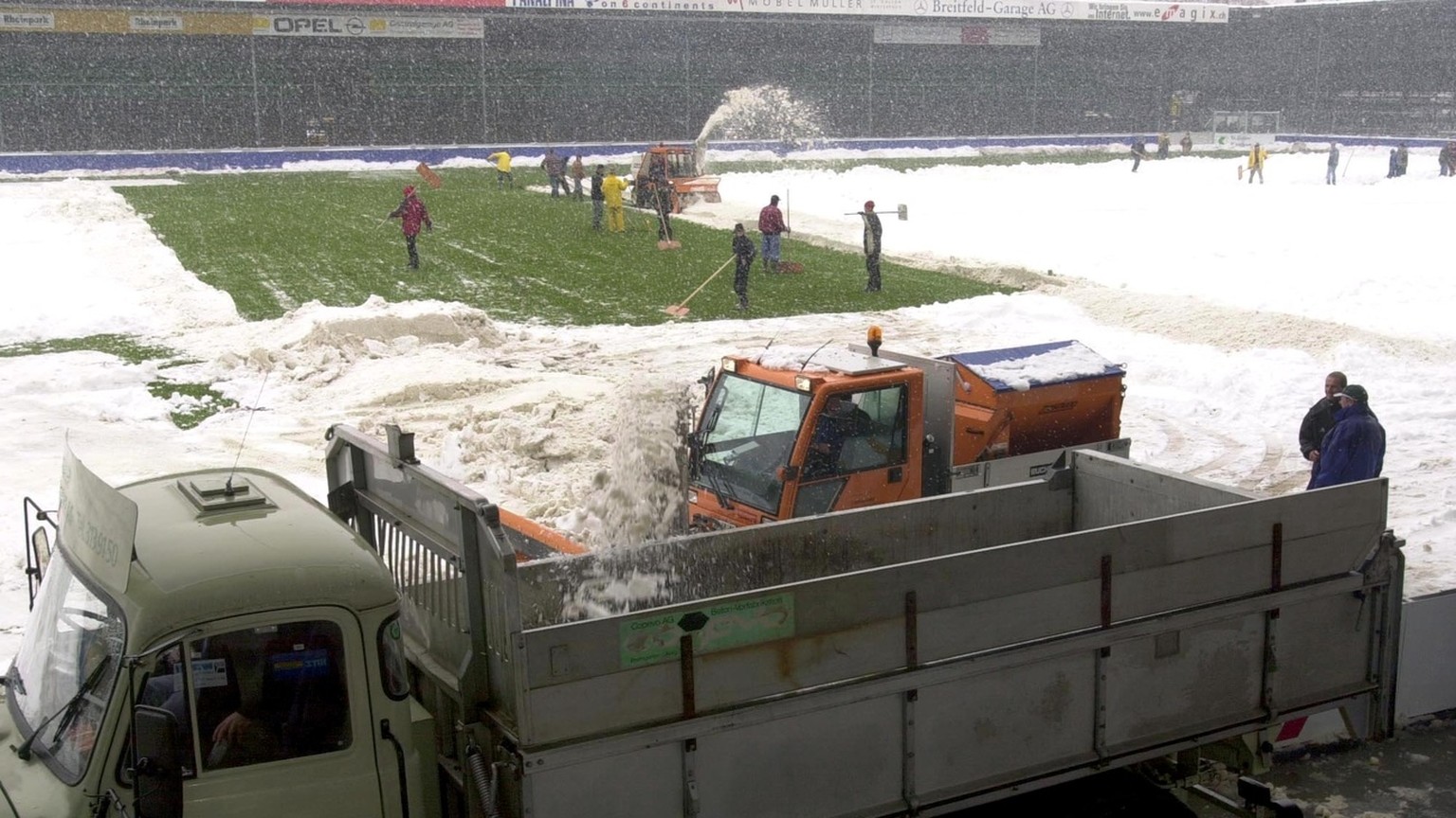 Das Fussballstadion Espenmoos in St. Gallen wird am Sonntag, 22. April 2001, von rund 50 freiwilligen Helfern von der dicken Schneeschicht befreit, die ueber Nacht gefallen war. Am 22. April 2001 soll ...