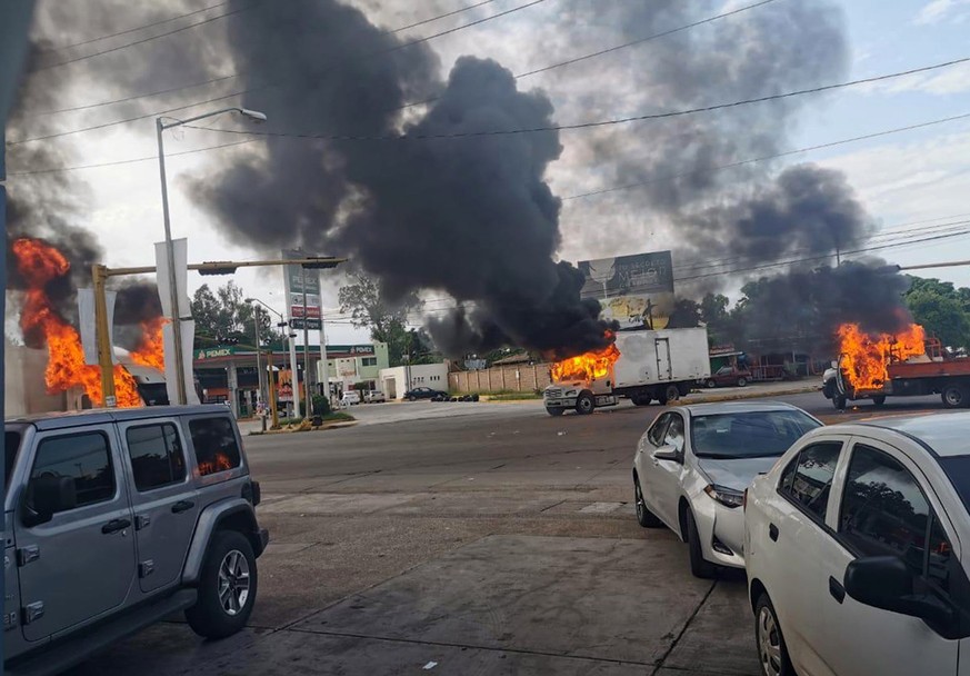 epaselect epa07928937 A view of vehicles on fire during a clash between armed gunmen and Federal police and military soldiers, in the streets of the city of Culiacan, Sinaloa state, Mexico, 17 October ...