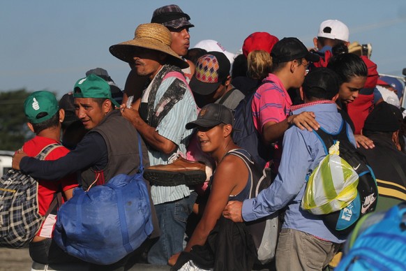 epa07119401 The caravan of Honduran migrants in trucks departs from Mapastepec, Mexico, 25 October 2018, heading towards the municipality of Pijijiapan during its journey through Mexico to the USA. Re ...