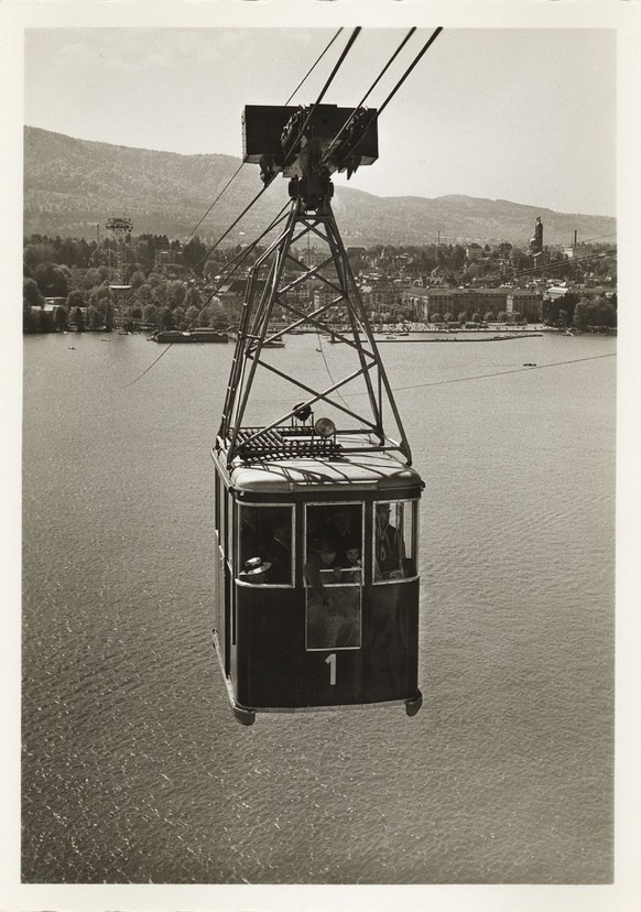 Blick auf die Landi-Bahn vom Turm am Zürichhorn aus.&nbsp;Eine Fahrt über den See dauerte knapp 3 Minuten; pro Stunde konnten 15 Kabinen abgefertigt werden.