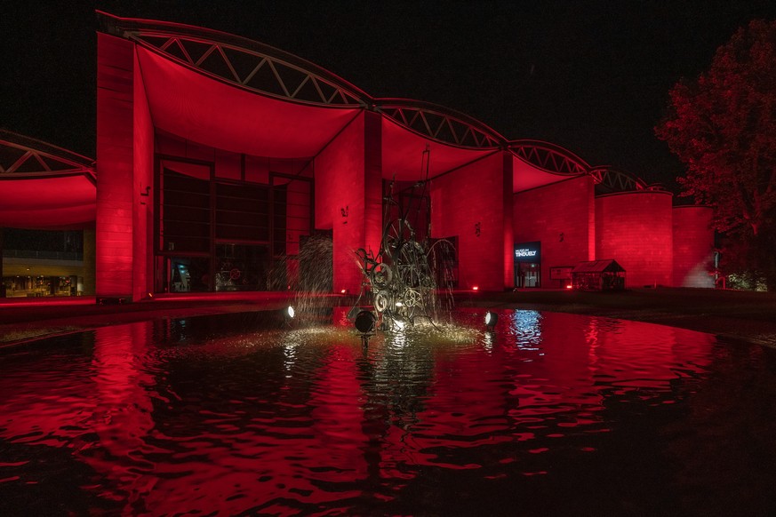 Das Museum Tinguely wird im Rahmen der Aktion Night of Light rot beleuchtet in Basel, am Montag, 22. Juni 2020. Mit der Aktion wird die Oeffentlichkeit auf die Lage der Event- und Kulturlandschaft auf ...