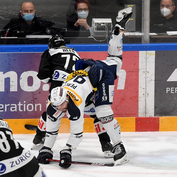 Lugano&#039;s player Tim Heed, left, right, fights for the puck with Ambri&#039;s player Brendan Perlini, right, during the preliminary round game of National League Swiss Championship between HC Luga ...