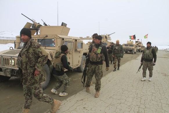 epaselect epa08170110 Afghan soldiers prepare to reach the scene of a plane crash near Ghazni, Afghanistan, 27 January 2020. According to reports a place crashed in Deh Yak district of Ghazni province ...