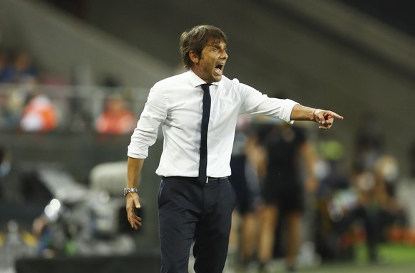 Inter Milan&#039;s head coach Antonio Conte gives instructions during the Europa League final soccer match between Sevilla and Inter Milan in Cologne, Germany, Friday, Aug. 21, 2020. (Lars Baron, Pool ...