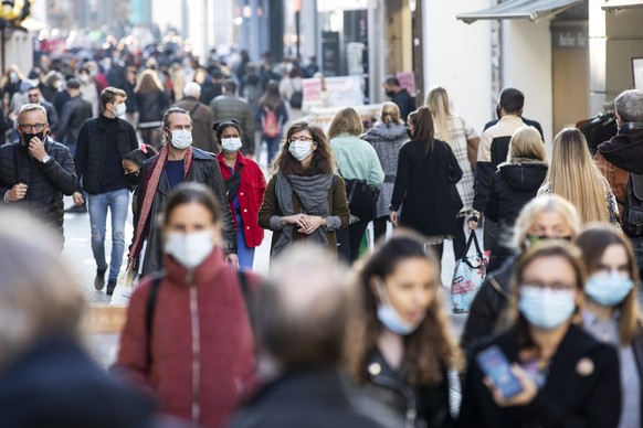 Menschen mit Atemschutzmaske spazieren in der Altstadt von Luzern, aufgenommen am Samstag, 31. Oktober 2020 in Luzern. (KEYSTONE/Alexandra Wey)