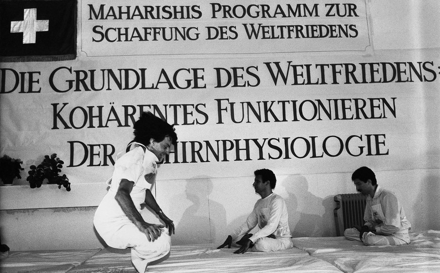 Teilnehmer einer Veranstaltung von Maharishis Programm zur Schaffung des Weltfriedens im Zentrum fuer Transzendentale Meditation in Seelisberg ueben sich im August 1986 im yogischen Fliegen. Die Mahar ...