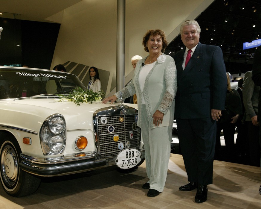 „Mileage Millionaire“: Die Familie Koschel fuhr in 34 Jahren mehr als eine Million Meilen mit ihrem 1970 gebauten Mercedes-Benz 280 SE (W 108), einem Vorläufer der S-Klasse. Auf der Detroit Auto Show  ...