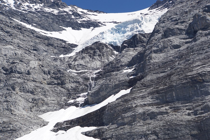 HANDOUT - Blick auf die Westflanke des Eigers, nach dem Abruch, Aufnahme vom 24. August 2016. Der seit Tagen erwartete Gletscherabbruch am Eiger ist erfolgt: An der Westflanke sind innert 24 Stunden f ...