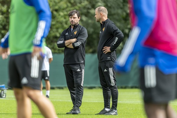 Ciriaco Sforza, links, leitet als neuer Trainer des FC Basel 1893 sein erstes Training mit Assistenztrainer Dani Hasler, rechts, in Basel am Dienstag, 1. September, 2020. (KEYSTONE/Georgios Kefalas)