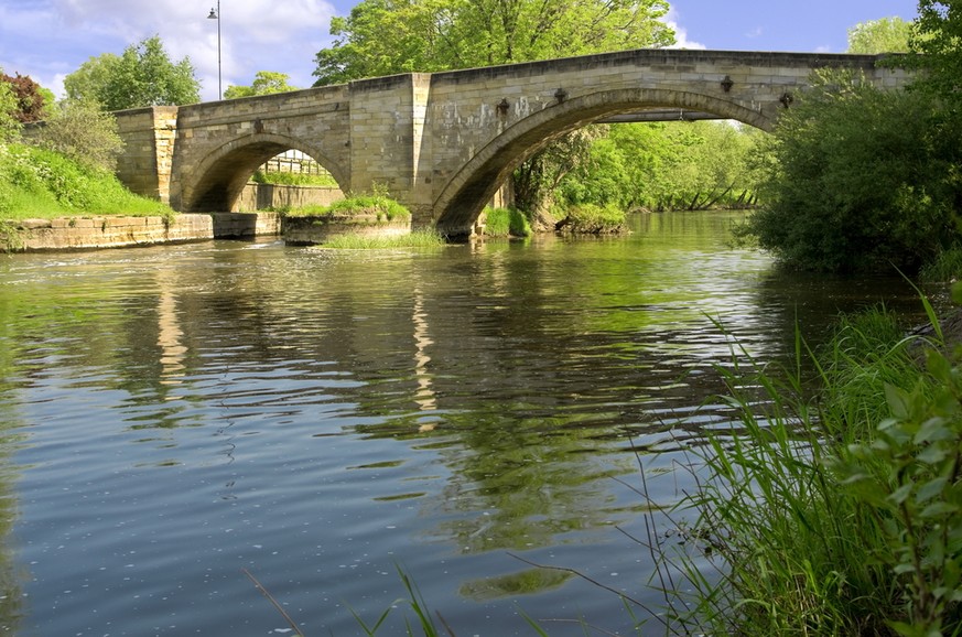Brücke über den Derwent bei Stamford Bridge, nordöstlich von York. In dieser Gegend fand 1066 die Schlacht bei Stamford Bridge statt.