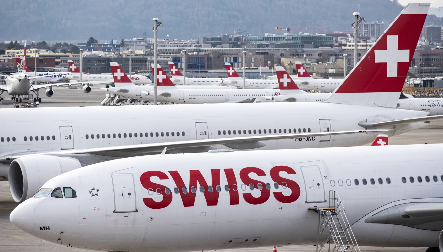 Swiss Flugzeuge stehen am Flughafen in Zuerich am Dienstag, 17. Maerz 2020. Die Swiss kÃ1?4rzt die FlugkapazitÃ€t wegen den Folgen des Coronavirus in den nÃ€chsten Wochen um bis zu 50 Prozent. (KEYSTO ...
