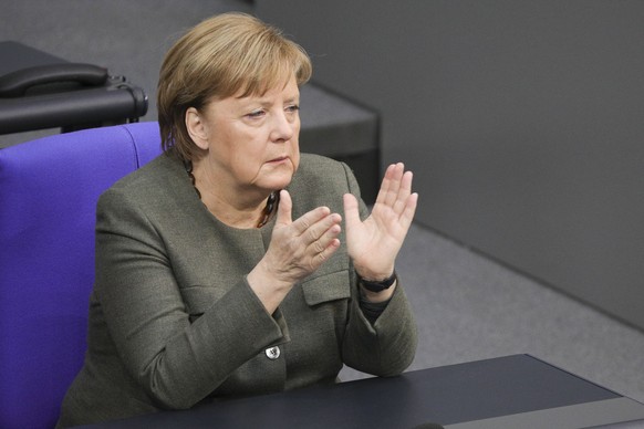 epa08271112 German Chancellor Angela Merkel claps as Bundestag President Wolfgang Schaeuble (not pictured) delivers a speech of commemoration for the victims of Hanau at the German parliament, the Bun ...