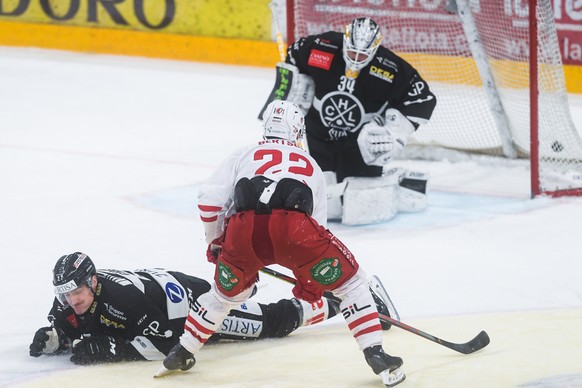 From right, Lausanne&#039;s player Christoph Bertschy scores the 1-3 goal against Lugano?s goalkeeper Niklas Schlegel, during the preliminary round game of National League A (NLA) Swiss Championship 2 ...