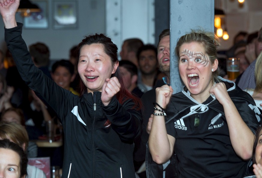 New Zealand All Blacks rugby fan Michaela Brehlova (R) reacts their Rugby World Cup win against Australia&#039;s Wallabies at a bar in Auckland, New Zealand, November 1, 2015. REUTERS/Chris Cameron ED ...
