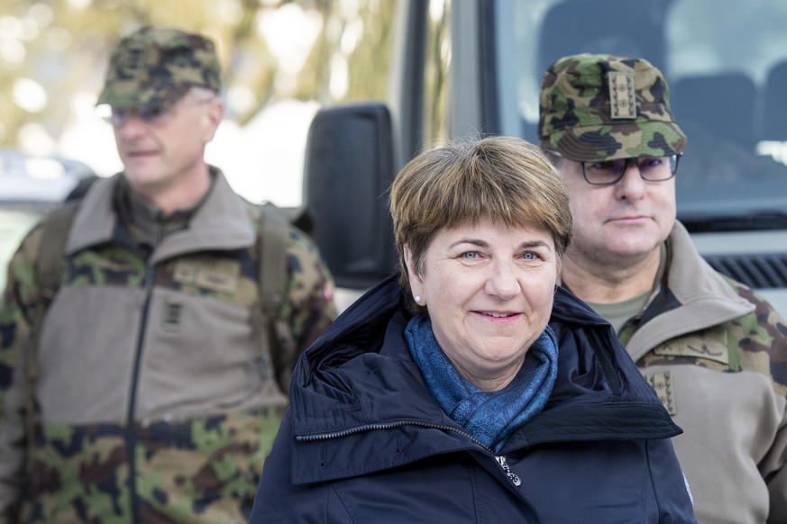 VBS-Departementschefin Viola Amherd Truppen spricht mit den Truppen der Schweizer Armee im WEF-Einsatz, aufgenommen am Mittwoch, 23. Januar 2019 in Davos. (KEYSTONE/Ennio Leanza)