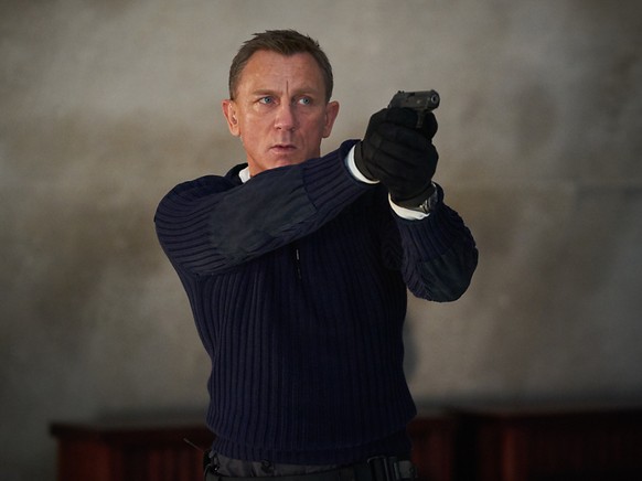 ARCHIV - Daniel Craig als James Bond in der Szene eines Trailers zum James-Bond-Film